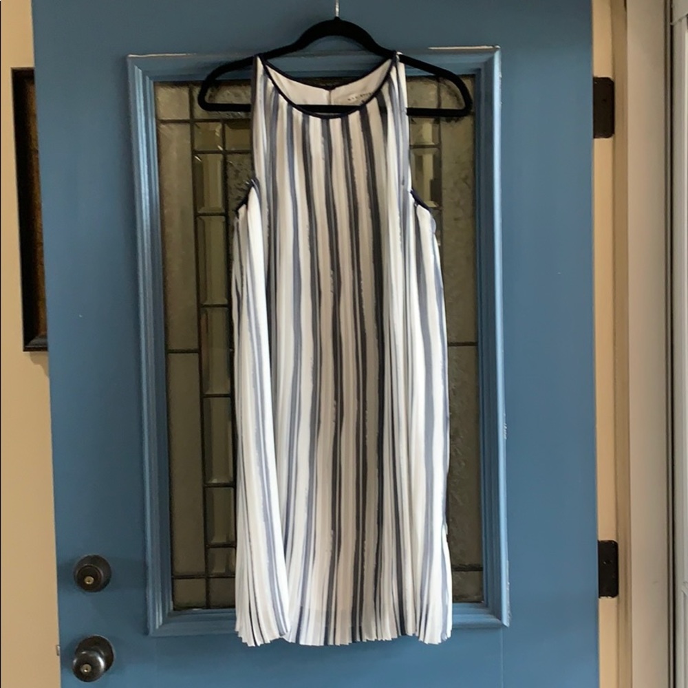 Size medium women’s navy and cream dress
